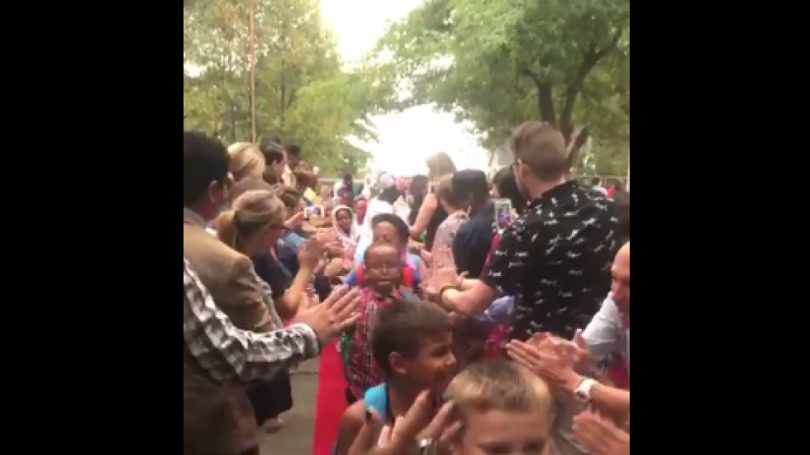 Βίντεο: Με κόκκινο χαλί και high five άνοιξε η σχολική περίοδος σε Δημοτικό σχολείο